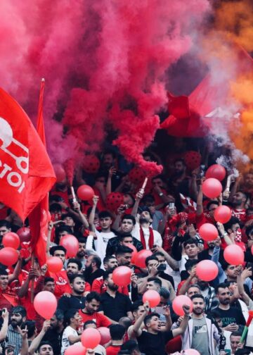 «تیم فوتبال تراکتور تبریز در حال جشن قهرمانی لیگ برتر ایران 1404 در ورزشگاه یادگار امام، با پرچمهای برافراشته و اشک شوق هواداران»