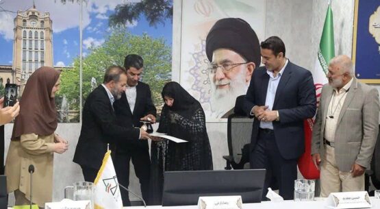 اعطای اولین نشان "بانوی ایثار" به همسر شهید والامقام "عمران مقدم"