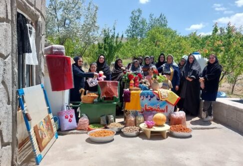 برگزاری جشنواره محصولات کشاورزی و صنایع‌دستی زنان روستایی در روستای اسفنجان شهرستان اسکو