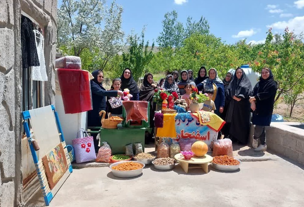 برگزاری جشنواره محصولات کشاورزی و صنایعدستی زنان روستایی در روستای اسفنجان شهرستان اسکو