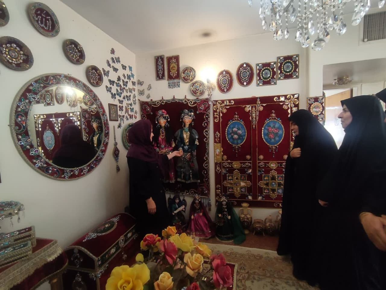 مدیرکل بانوان از آثار بانوی هنرمند تبریزی بازدید کرد