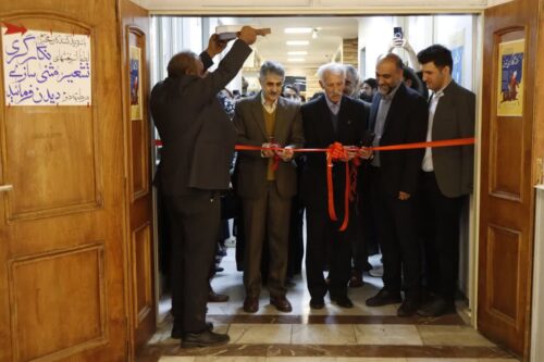 دومین جشنواره «هفته نگارگری تبریز» با برگزاری آیین افتتاحیه در خانه فرهنگ تبریز آغاز به کار کرد. این رویداد با هدف معرفی و ترویج هنر اصیل نگارگری ایرانی و شناساندن ظرفیتهای هنرمندان این عرصه، به همت انجمن نگارگران آذربایجانشرقی و با همکاری ادارهکل فرهنگ و ارشاد اسلامی استان، دانشگاه هنر اسلامی و شهرداری منطقه پنج تبریز برگزار میشود. در آیین گشایش این جشنواره، جمعی از پیشکسوتان و هنرمندان برجسته نگارگری به بیان دیدگاههای خود درباره جایگاه هنر نگارگری در فرهنگ و تاریخ هنر ایران پرداختند و بر لزوم حمایت از نسل جوان و پاسداشت سنتهای تصویری ایرانی تأکید کردند. همزمان با افتتاحیه، نمایشگاه آثار نگارگری، گل و مرغ، تذهیب، تشعیر و مثنیسازی در نگارخانههای میرعلی تبریزی و یاسمی خانه فرهنگ تبریز گشایش یافت و آثار دهها هنرمند از سراسر استان در معرض دید علاقهمندان قرار گرفت. این نمایشگاهها تا 29 آبان برای بازدید عموم دایر است. اختتامیه دومین جشنواره «هفته نگارگری تبریز» روز 29 آبان ساعت 16 در تالار خاقانی خانه فرهنگ تبریز برگزار خواهد شد و طی آن از هنرمندان برگزیده در بخشهای مختلف تقدیر بهعمل میآید.