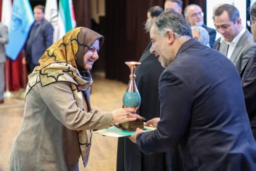 تجلیل از فعالان حوزه جوانی جمعیت در همایش «آینده جمعیت ایران در نگاه صاحبنظران علوم اجتماعی»