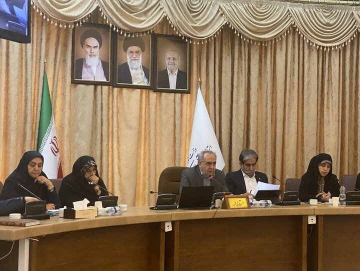 بهرام سرمست ظهر دوشنبه در جمع بانوان فعال در بخشهای سیاسی، اجتماعی، فرهنگی، رسانهای و اقتصادی استان، اظهار کرد: این کارگروهها تحت نظارت اداره کل امور بانوان استانداری فعالیت خواهند کرد. وی ضمن اشاره به اهمیت تبیین و روشنگری در راستای تأمین امنیت غذایی و معیشت مردم، بر لزوم تمایز بین اعتراض و اغتشاش تاکید کرد. وی افزود: استان آذربایجان شرقی همواره بر حفظ آرامش و امنیت بوده و از ابزارهای مدنی و مذاکره برای گفتگو با فعالان اقتصادی استفاده کرده است. وی گفت: هدف از این کارگروهها، تبیین و روشنگری در مورد جراحی اقتصادی دولت پزشکیان و تأمین امنیت غذایی و معیشت مردم است. استاندار همچنین بر اهمیت شنیدن مشکلات مردم و تمایز بین اغتشاش و اعتراض تاکید کرد. وی در خصوص کمبود داوطلبان زن در انتخابات مجلس، بر ضرورت افزایش اعتماد به نفس بانوان و بهرهگیری از تجربیات بانوان فعال در سطح شهر و روستا تاکید نمود. وی گفت: نیاز به گفتوگو با نسل زد برای درک دیدگاهها و نیازهای آنها را مورد توجه قرار داد. در این جلسه، بانوان فعال استان دیدگاهها و چالشهای خود را در زمینههای مختلف مطرح و راهکارهایی را پیشنهاد کردند.