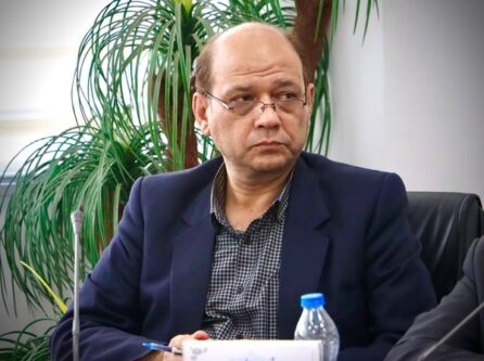 سید رامین اسبقی در نشست خود با شهردار و معاونان شهرداری منطقه ۴ تبریز در خصوص پروژه‌های مشترک اداره میراث‌فرهنگی، گردشگری و صنایع‌دستی تبریز با شهرداری منطقه ۴، بر لزوم بازسازی و راه‌اندازی مجدد خانه تاریخی امیرکبیر تأکید کرد و گفت: ما به جد پیگیر تسریع روند بازسازی و احیای خانه امیرکبیر هستیم. رئیس اداره میراث‌فرهنگی، گردشگری و صنایع‌دستی تبریز ادامه داد: پیگیری تلاش‌ها برای بازگشایی خانه تاریخی امیرکبیر، به‌عنوان نمادی از تاریخ و فرهنگ ملت ایران و ارائه خدمات به گردشگران و علاقه‌مندان، مهمترین محور گفت‌وگو در این نشست بود که امید است روند بازگشایی این خانه تاریخی به‌عنوان ظرفیتی کم‌نظیر از تاریخ کشور تسریع شود. او به جایگاه ویژه خانه‌های تاریخی در تبریز اشاره کرد و افزود: تبریز به‌عنوان «شهر خانه‌های تاریخی» کشور شناخته می‌شود و باتوجه به تعدد این خانه‌ها، تلاش ما در اداره میراث‌فرهنگی، گردشگری و صنایع‌دستی تبریز، احیا و بازگشایی خانه‌های تاریخی این شهر تاریخی با رویکرد توسعه گردشگری است. اسبقی به اهمیت خانه‌های تاریخی در توسعه گردشگری اشاره کرد و گفت: امروز خانه‌های تاریخی، محور اصلی توسعه گردشگری شهری تبریز محسوب می‌شوند و در راستای توسعه بهره‌برداری گردشگری از این خانه‌ها و جلوگیری از تصرف و تخریب، کاربری‌های متعددی برای این خانه‌ها با واگذاری بهره‌برداری به بخش خصوصی همراه با ارائه بسته‌های ویژه سرمایه‌گذاری در نظر گرفته شده است. رئیس اداره میراث‌فرهنگی، گردشگری و صنایع‌دستی تبریز افزود: همچنین، خانه ستارخان از محورهای مهم گفت‌وگوهای این نشست با شهرداری منطقه ۴ تبریز بود. ستارخان نمادی از آزادی‌خواهی آذربایجان و نقش این خطه در تاریخ ایران- اسلامی است و در این اداره میراث‌فرهنگی تبریز در تلاش است تا احیای این خانه تاریخی را با جدیت ویژه‌ای به سرانجام برساند.