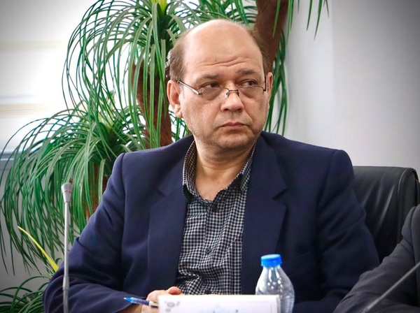 سید رامین اسبقی در نشست خود با شهردار و معاونان شهرداری منطقه ۴ تبریز در خصوص پروژه‌های مشترک اداره میراث‌فرهنگی، گردشگری و صنایع‌دستی تبریز با شهرداری منطقه ۴، بر لزوم بازسازی و راه‌اندازی مجدد خانه تاریخی امیرکبیر تأکید کرد و گفت: ما به جد پیگیر تسریع روند بازسازی و احیای خانه امیرکبیر هستیم. رئیس اداره میراث‌فرهنگی، گردشگری و صنایع‌دستی تبریز ادامه داد: پیگیری تلاش‌ها برای بازگشایی خانه تاریخی امیرکبیر، به‌عنوان نمادی از تاریخ و فرهنگ ملت ایران و ارائه خدمات به گردشگران و علاقه‌مندان، مهمترین محور گفت‌وگو در این نشست بود که امید است روند بازگشایی این خانه تاریخی به‌عنوان ظرفیتی کم‌نظیر از تاریخ کشور تسریع شود. او به جایگاه ویژه خانه‌های تاریخی در تبریز اشاره کرد و افزود: تبریز به‌عنوان «شهر خانه‌های تاریخی» کشور شناخته می‌شود و باتوجه به تعدد این خانه‌ها، تلاش ما در اداره میراث‌فرهنگی، گردشگری و صنایع‌دستی تبریز، احیا و بازگشایی خانه‌های تاریخی این شهر تاریخی با رویکرد توسعه گردشگری است. اسبقی به اهمیت خانه‌های تاریخی در توسعه گردشگری اشاره کرد و گفت: امروز خانه‌های تاریخی، محور اصلی توسعه گردشگری شهری تبریز محسوب می‌شوند و در راستای توسعه بهره‌برداری گردشگری از این خانه‌ها و جلوگیری از تصرف و تخریب، کاربری‌های متعددی برای این خانه‌ها با واگذاری بهره‌برداری به بخش خصوصی همراه با ارائه بسته‌های ویژه سرمایه‌گذاری در نظر گرفته شده است. رئیس اداره میراث‌فرهنگی، گردشگری و صنایع‌دستی تبریز افزود: همچنین، خانه ستارخان از محورهای مهم گفت‌وگوهای این نشست با شهرداری منطقه ۴ تبریز بود. ستارخان نمادی از آزادی‌خواهی آذربایجان و نقش این خطه در تاریخ ایران- اسلامی است و در این اداره میراث‌فرهنگی تبریز در تلاش است تا احیای این خانه تاریخی را با جدیت ویژه‌ای به سرانجام برساند.