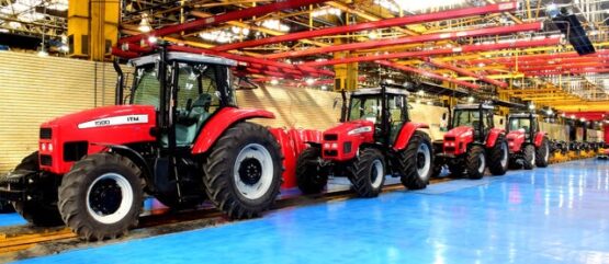 رژه تراکتورهای ساخت داخل همزمان با ۱۲ بهمن