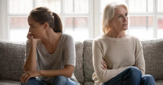 چرا به عنوان یک دختر از مادرم خشمگینم، اما به عنوان یک زن دلم برایش می‌سوزد؟