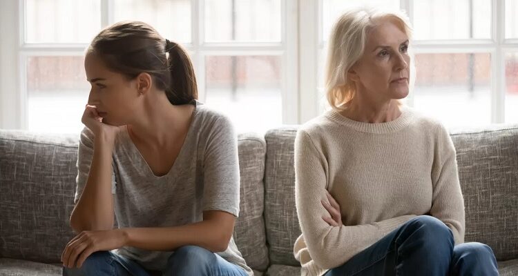 چرا به عنوان یک دختر از مادرم خشمگینم، اما به عنوان یک زن دلم برایش می‌سوزد؟